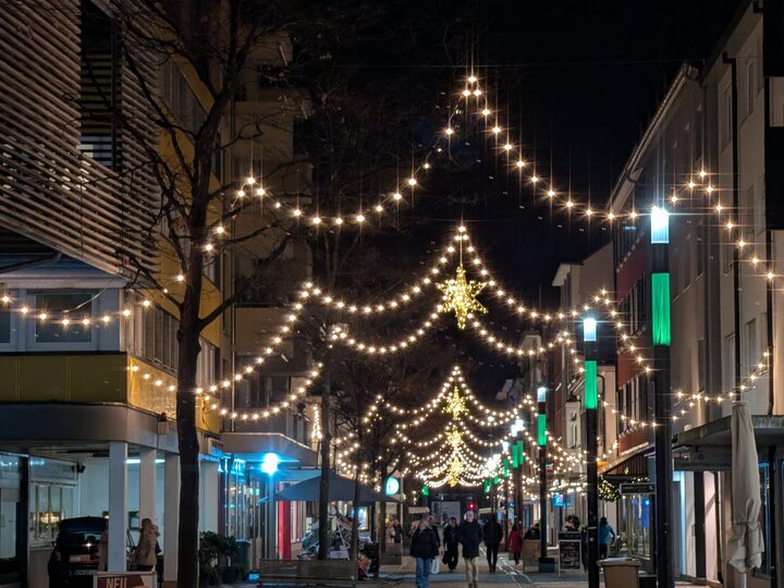 Advent döneminde aydınlatılmış Singen kent merkezi