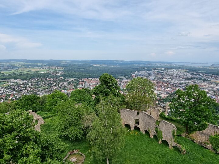 Dramatik gökyüzü altında Singen ve Hegau panoraması